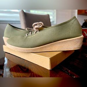 LIKE NEW Olive green sneaker with low heel